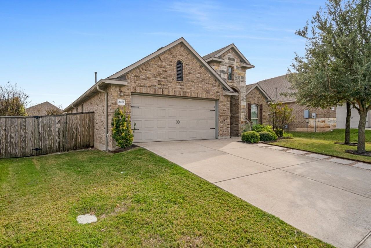2923 Bluffstone Dr - Photo 2 of 32