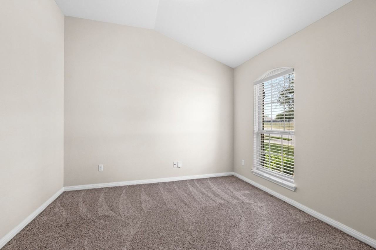 2923 Bluffstone Dr - Photo 5 of 32