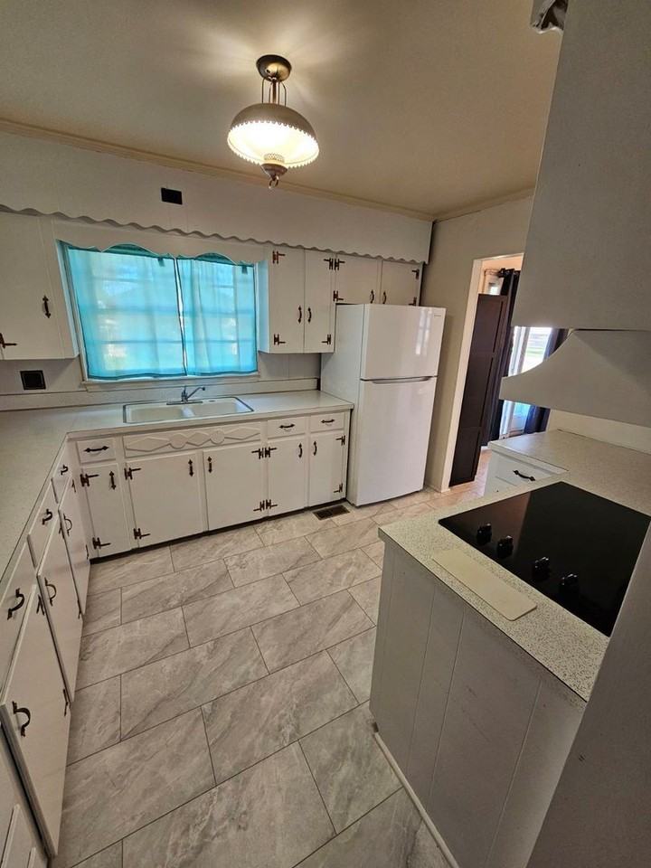 267 N Spring St - Photo 4 of 13
