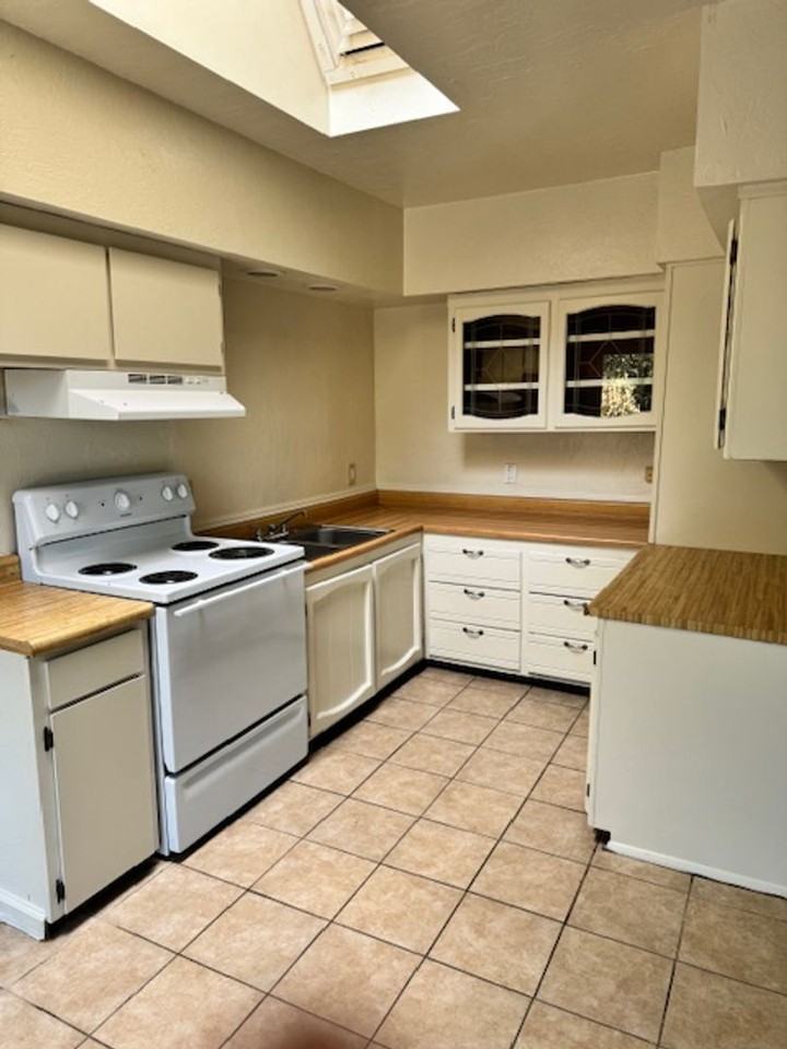 1745 Pleasant St - Photo 5 of 16