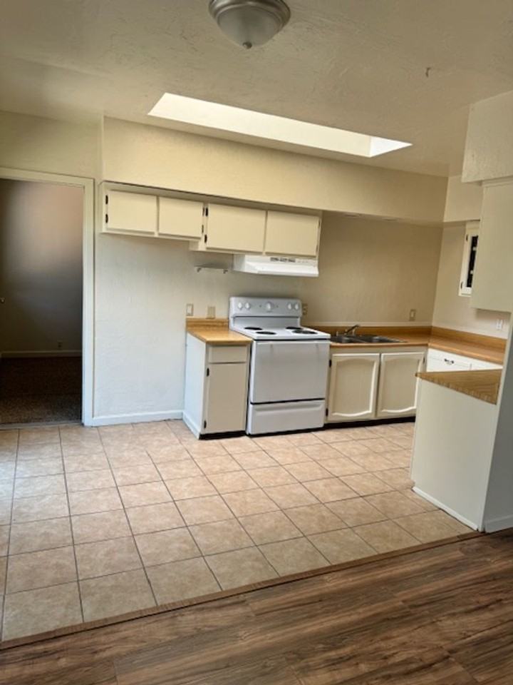 1745 Pleasant St - Photo 4 of 16