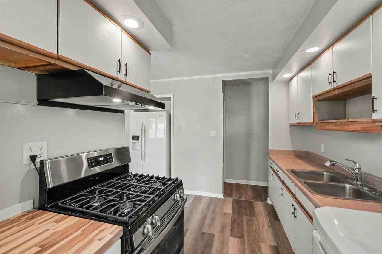 9500 Ridgemoor Ave - Photo 7 of 27