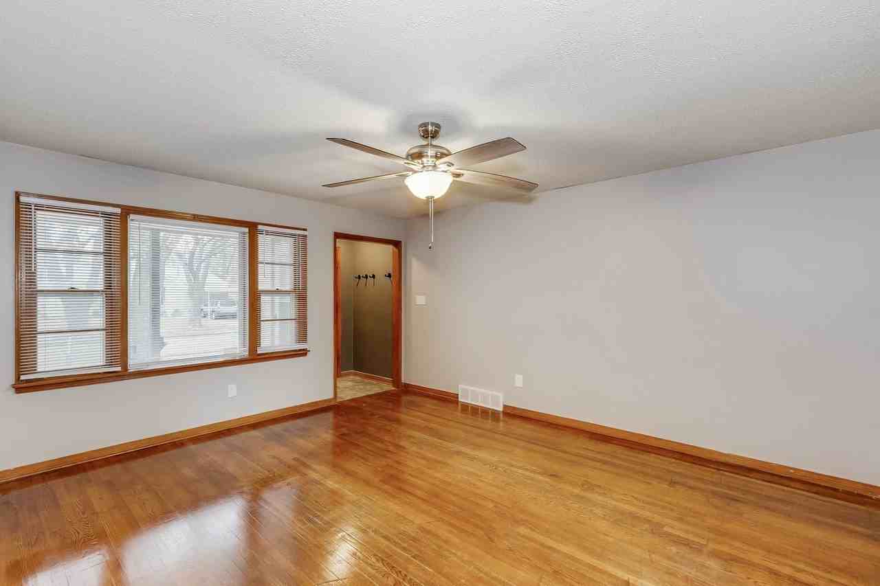 2226 S Green St - Photo 3 of 10