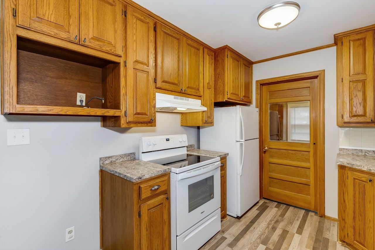 2226 S Green St - Photo 4 of 10