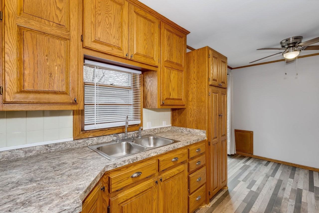 2226 S Green St - Photo 5 of 10
