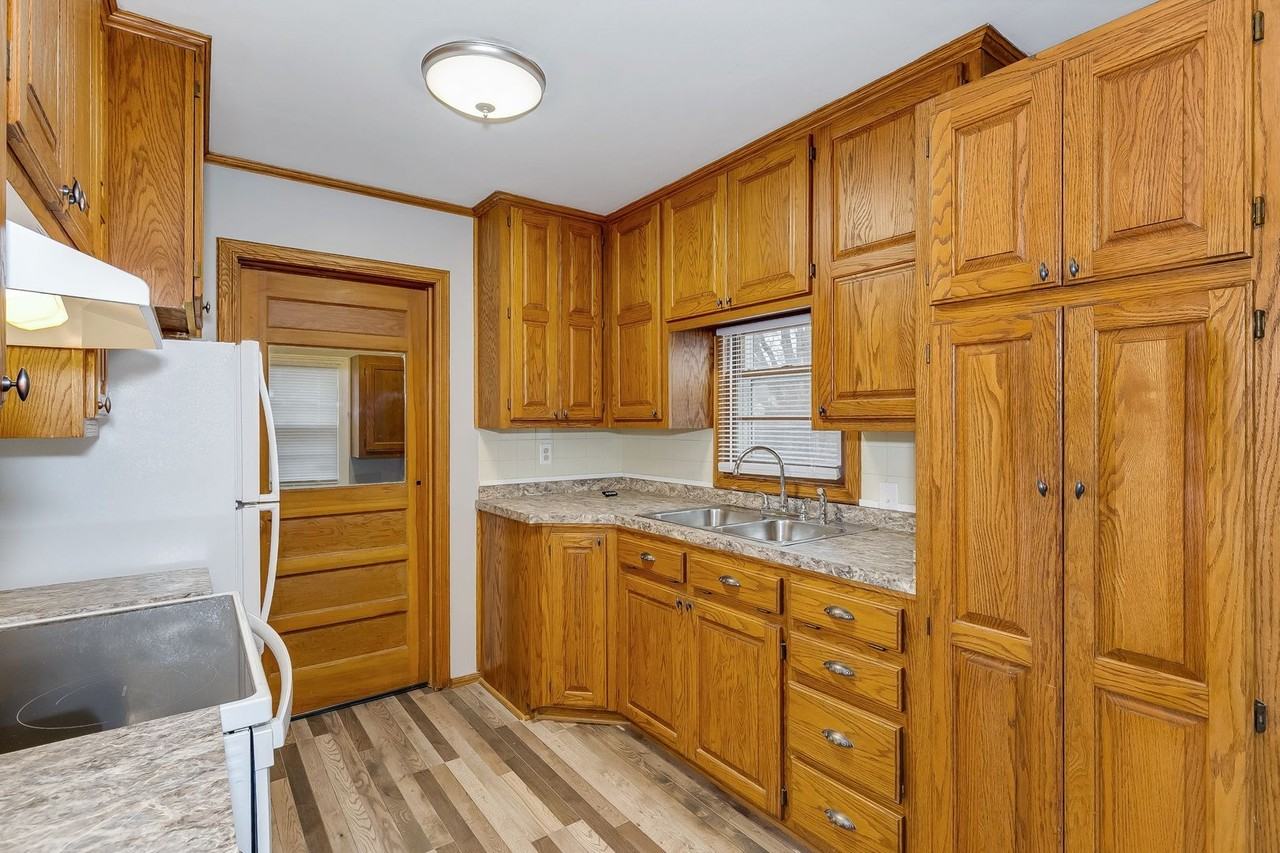 2226 S Green St - Photo 6 of 10