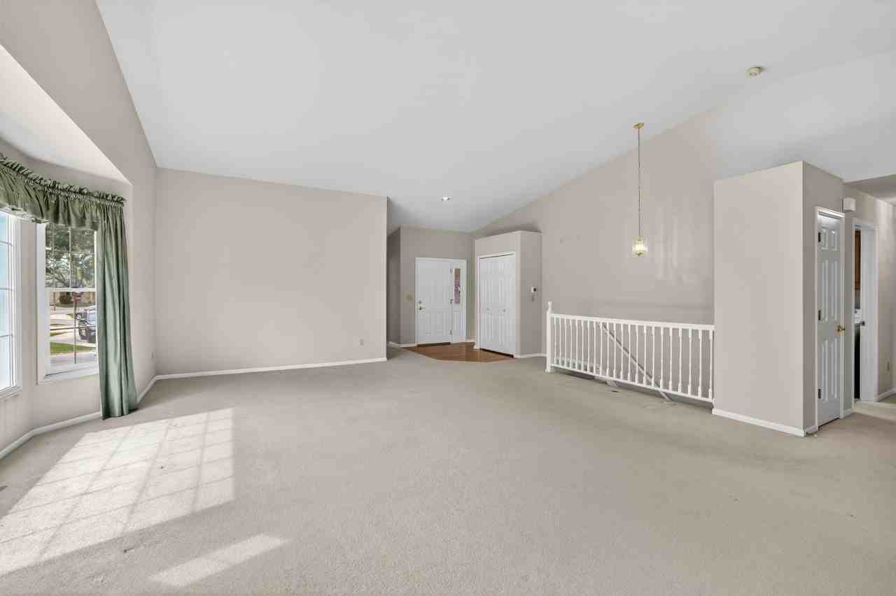 8970 Greenwich Ct - Photo 4 of 27