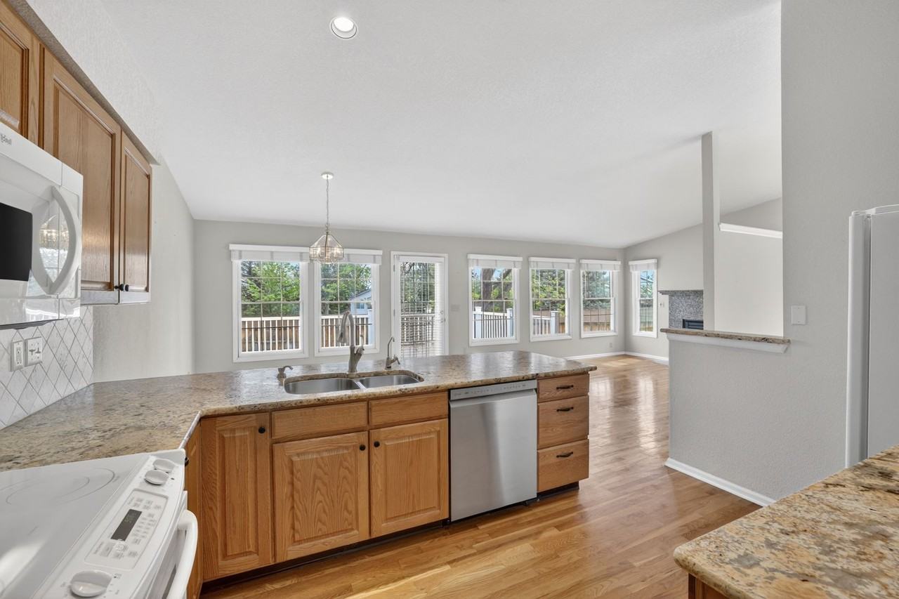 8970 Greenwich Ct - Photo 6 of 27