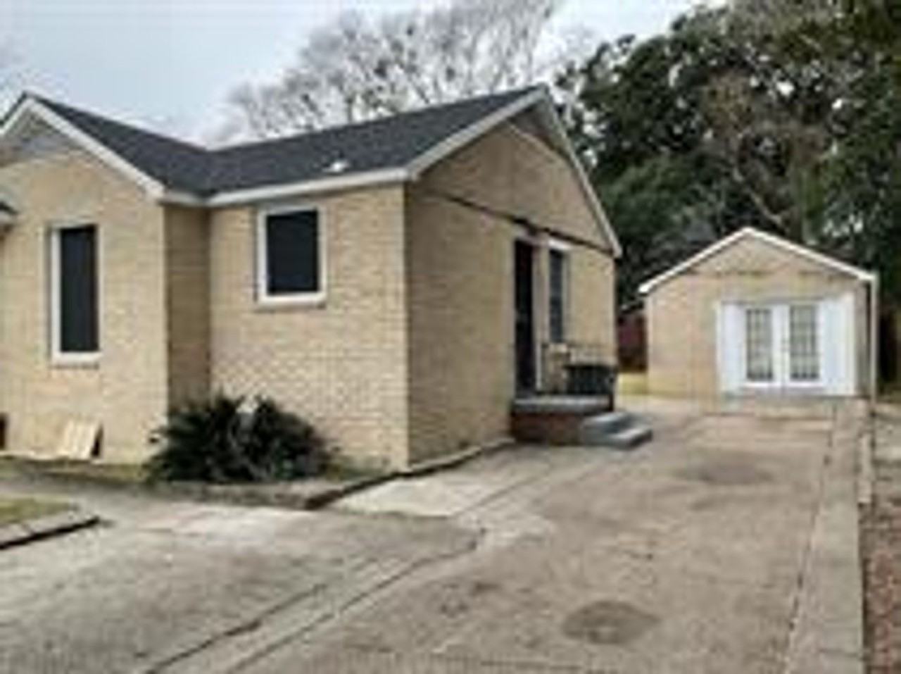 2347 Rhodes Ave - Photo 2 of 7