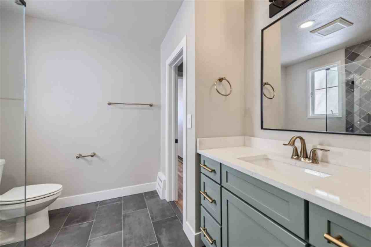 921 Walnut St - Photo 4 of 7
