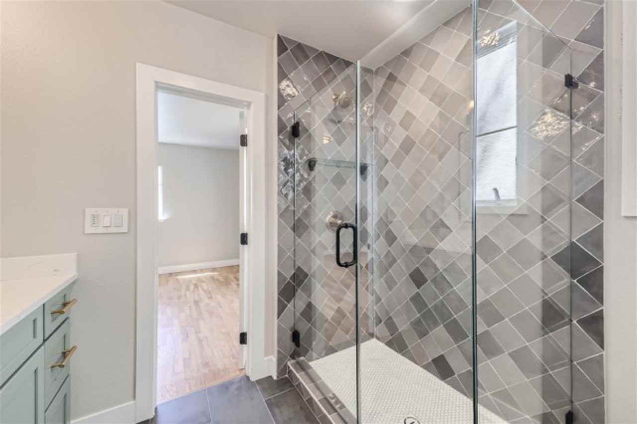 921 Walnut St - Photo 5 of 7