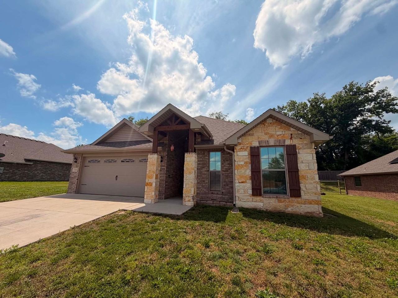 1104 Lakeview Dr - Photo 2 of 25