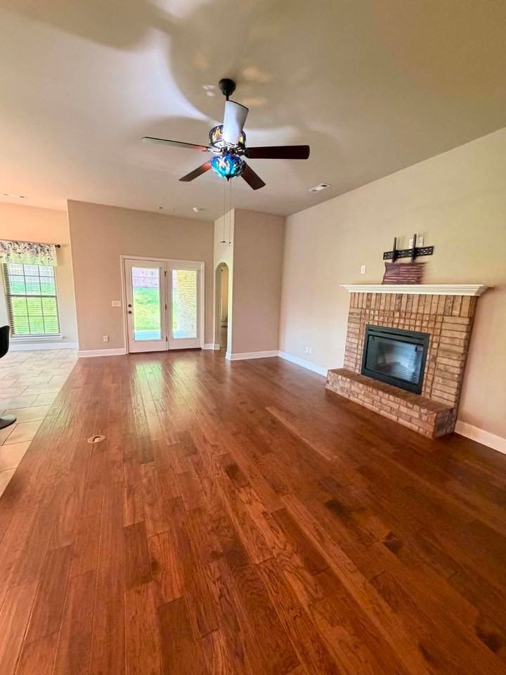 1104 Lakeview Dr - Photo 3 of 25