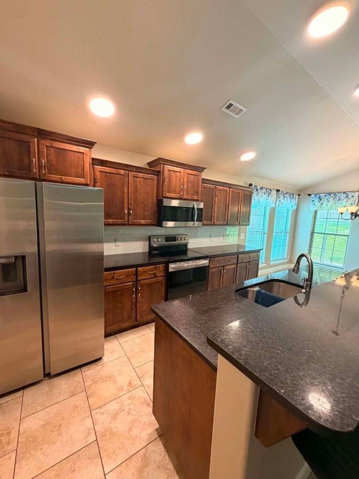 1104 Lakeview Dr - Photo 4 of 25