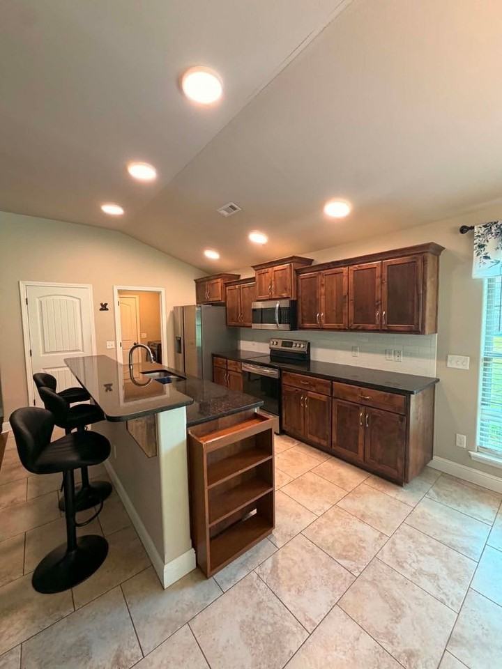 1104 Lakeview Dr - Photo 5 of 25