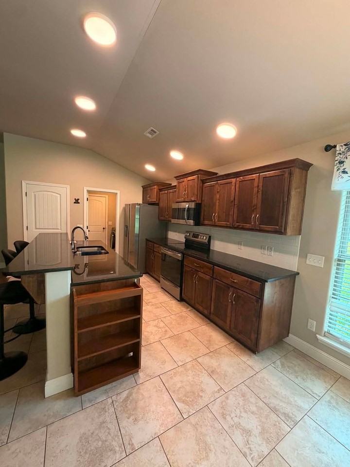 1104 Lakeview Dr - Photo 6 of 25