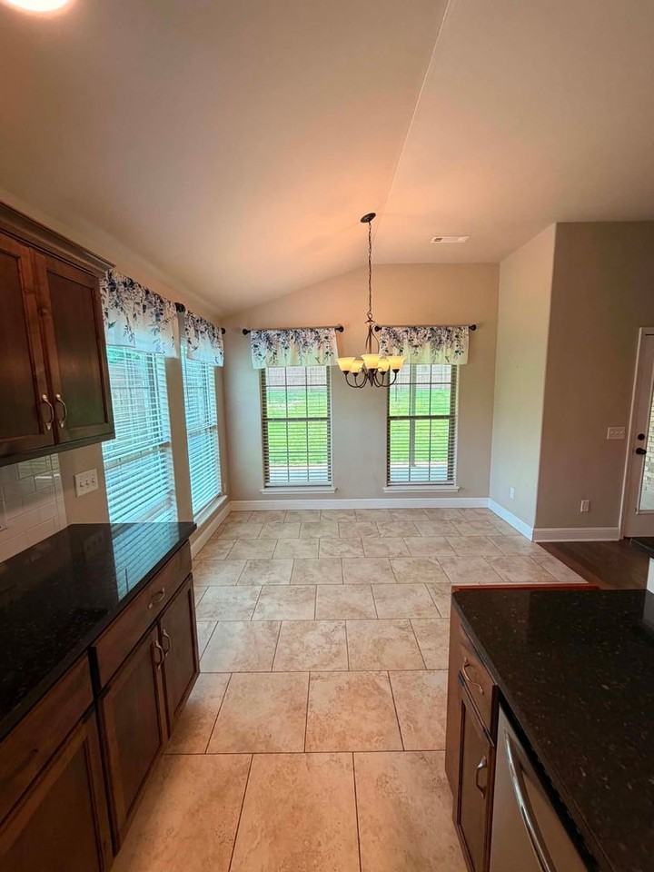 1104 Lakeview Dr - Photo 7 of 25