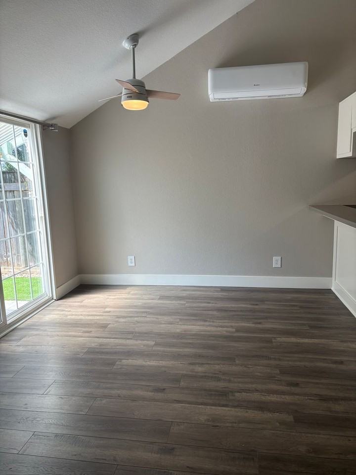 208 Courtyards E - Photo 2 of 18