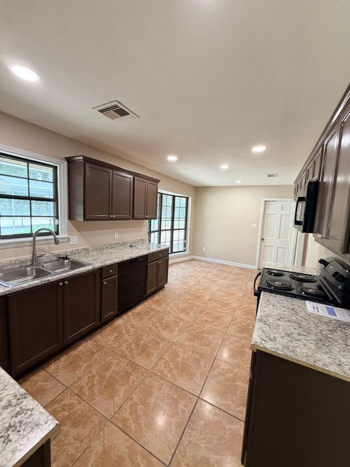 5047 Town North Dr - Photo 4 of 32