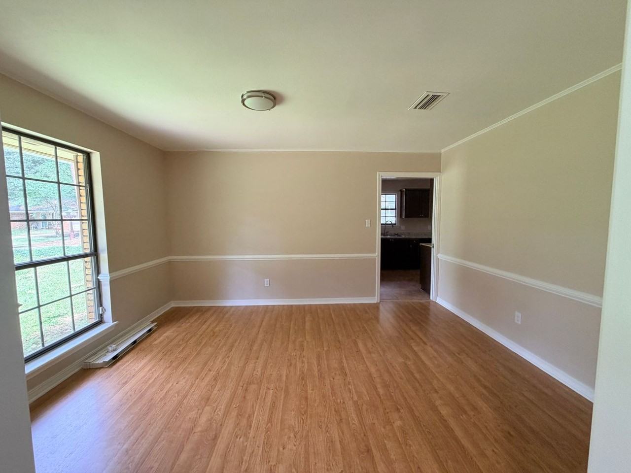 5047 Town North Dr - Photo 5 of 32