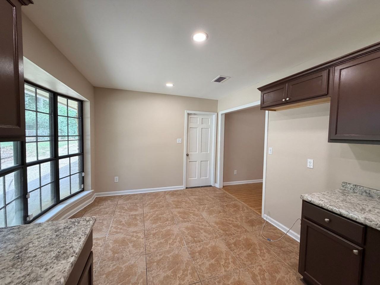 5047 Town North Dr - Photo 7 of 32