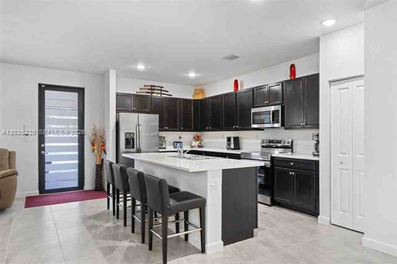 160 Se 23rd Ter - Photo 2 of 31