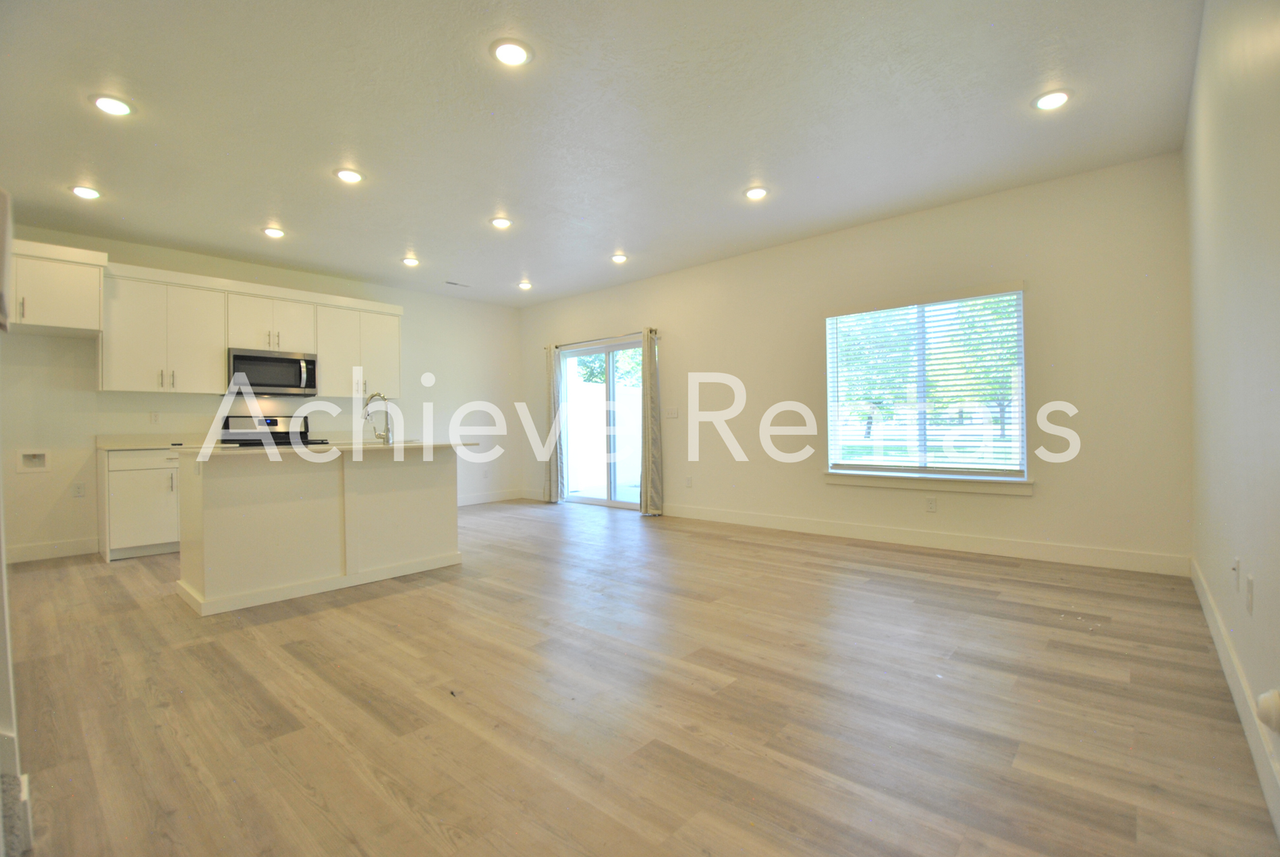 419 W 25 N - Photo 2 of 17