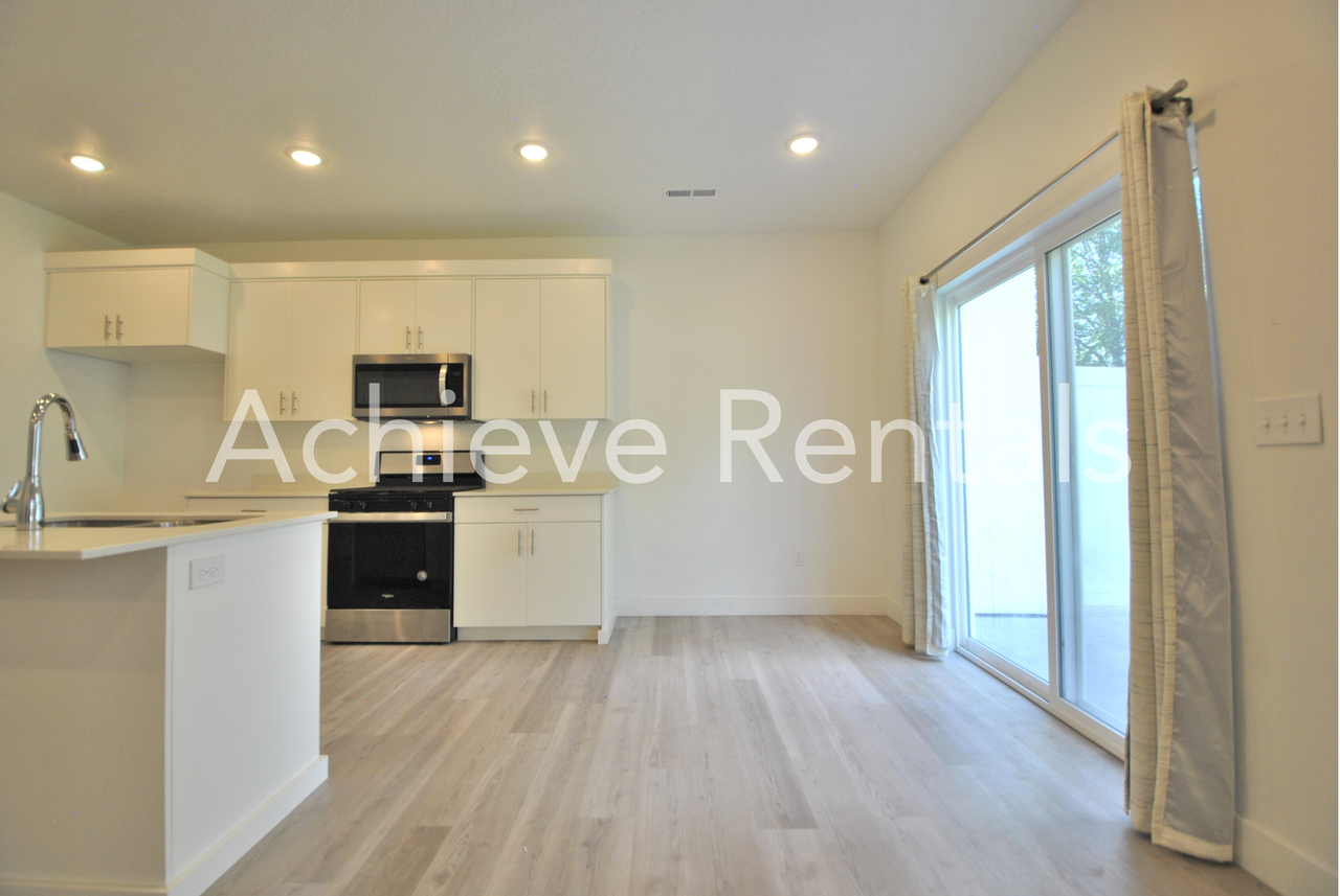 419 W 25 N - Photo 3 of 17