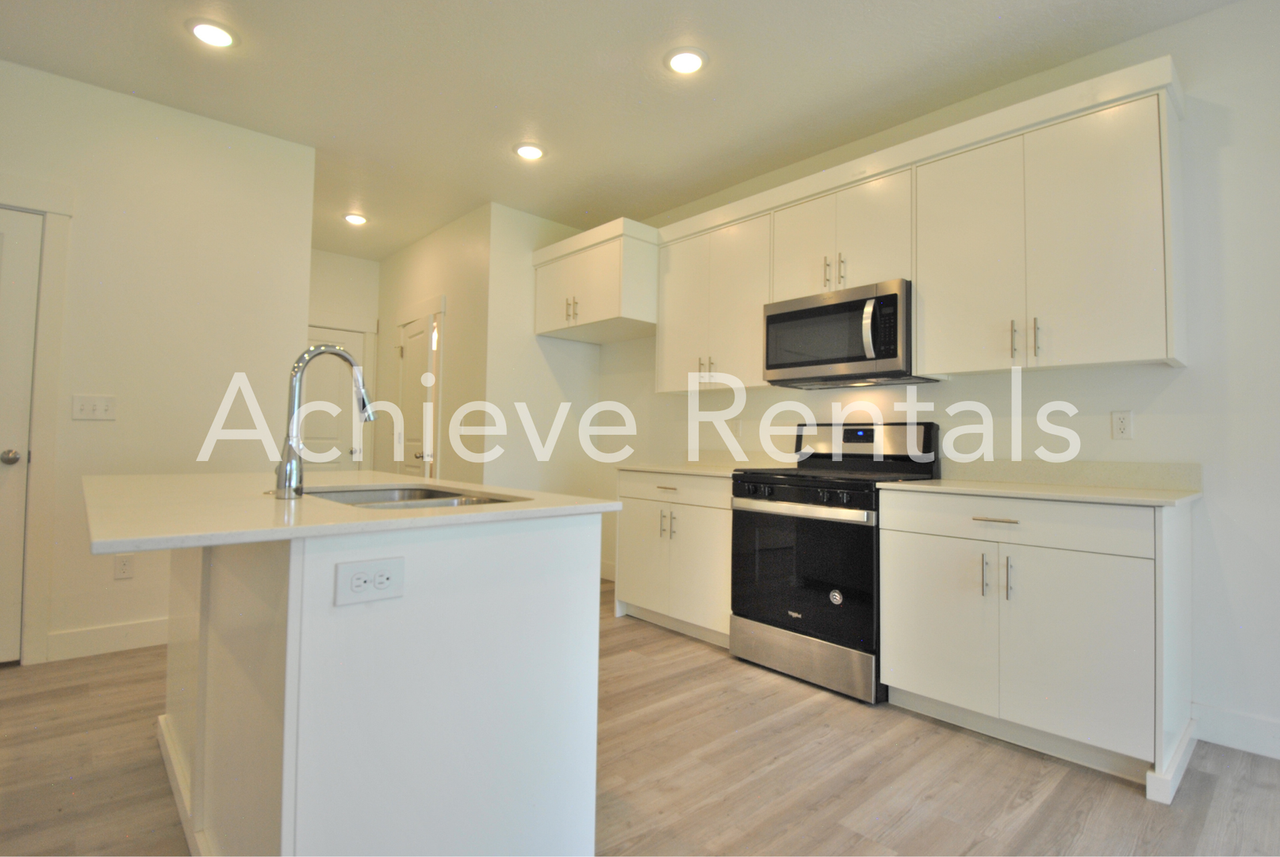 419 W 25 N - Photo 4 of 17