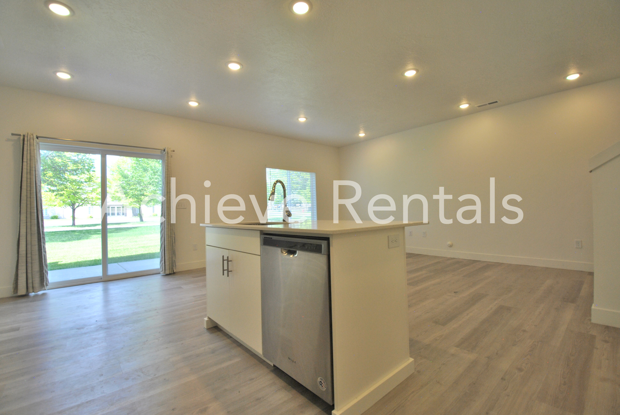 419 W 25 N - Photo 5 of 17