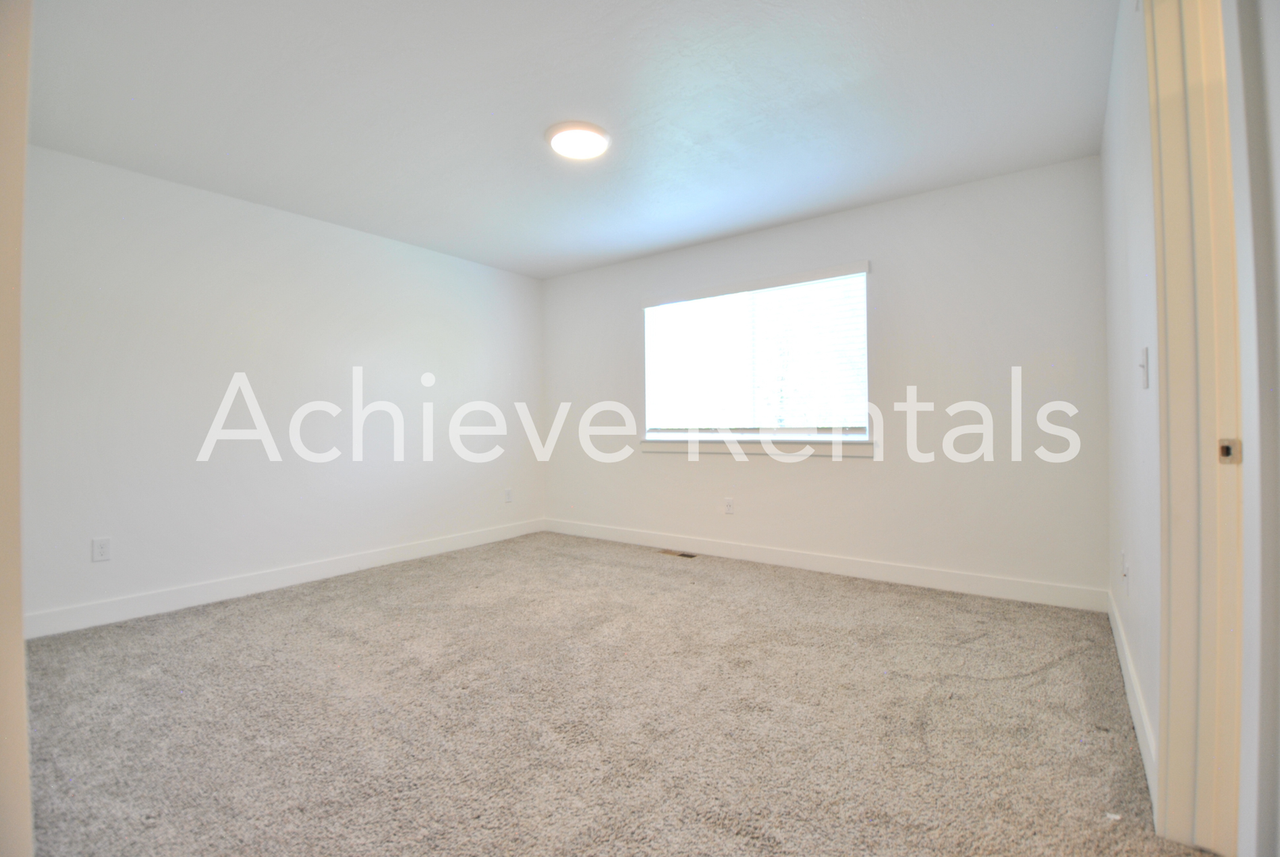 419 W 25 N - Photo 7 of 17