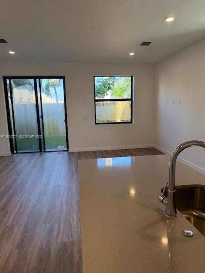 152 152 NW 10th Terrace 152 D - Photo 3 of 14