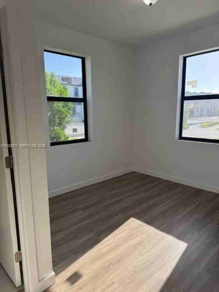 152 152 NW 10th Terrace 152 D - Photo 7 of 14