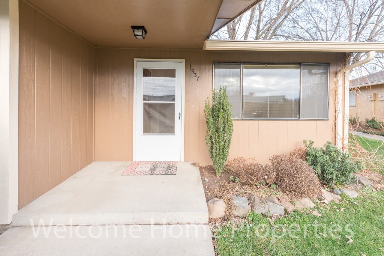1937 Plaza Way - Photo 4 of 21