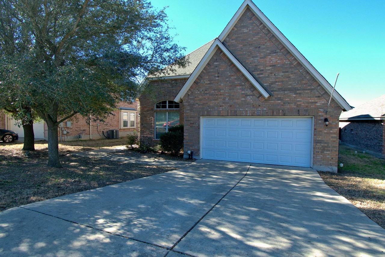 125 Justin Leonard Dr - Photo 2 of 32