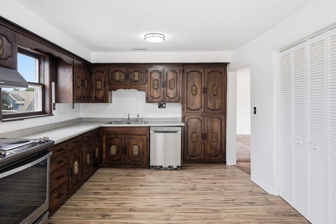 220 Brooklyn Ave - Photo 4 of 24
