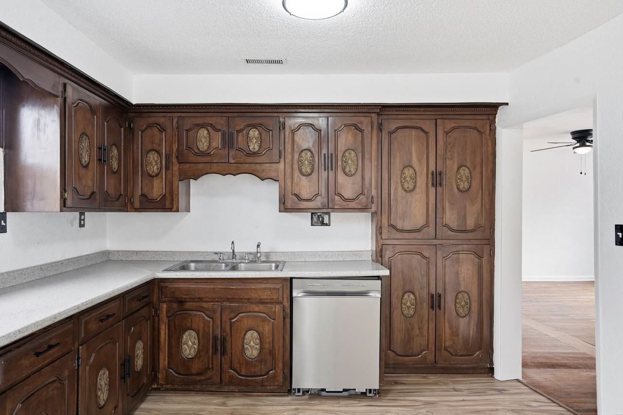 220 Brooklyn Ave - Photo 5 of 24