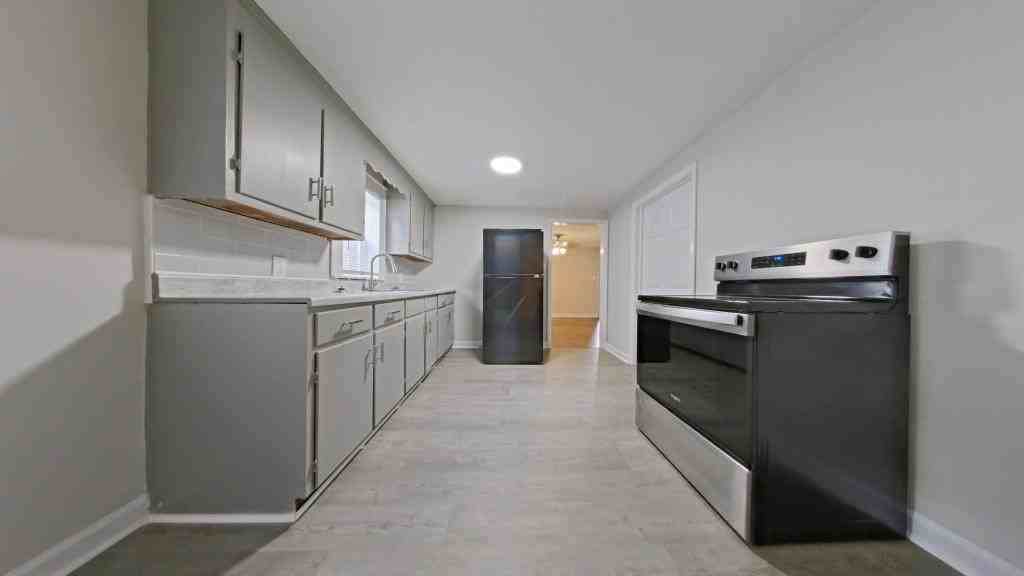 912 Beaumont Ave - Photo 3 of 15