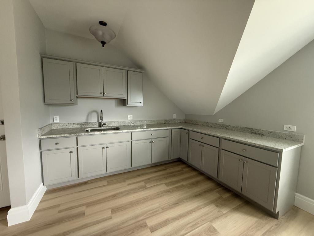 467 Middle St - Photo 4 of 13