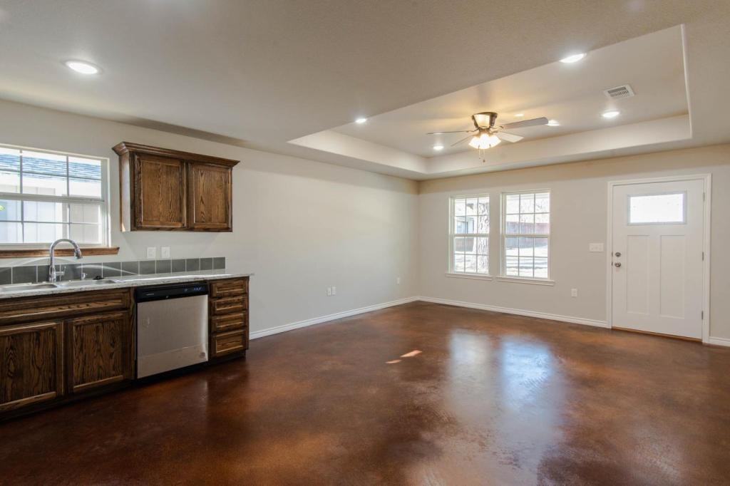 808 E 12th St - Photo 3 of 12