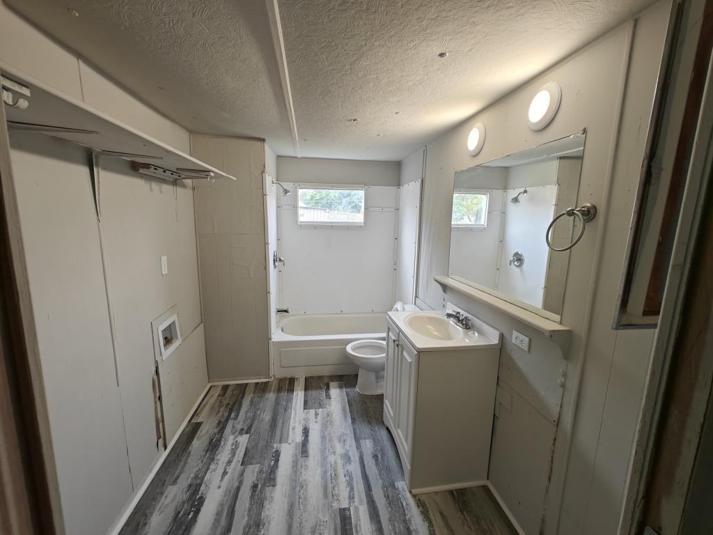 411 E Locust St - Photo 4 of 7