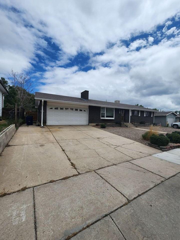 313 S Chelton Rd - Photo 3 of 30