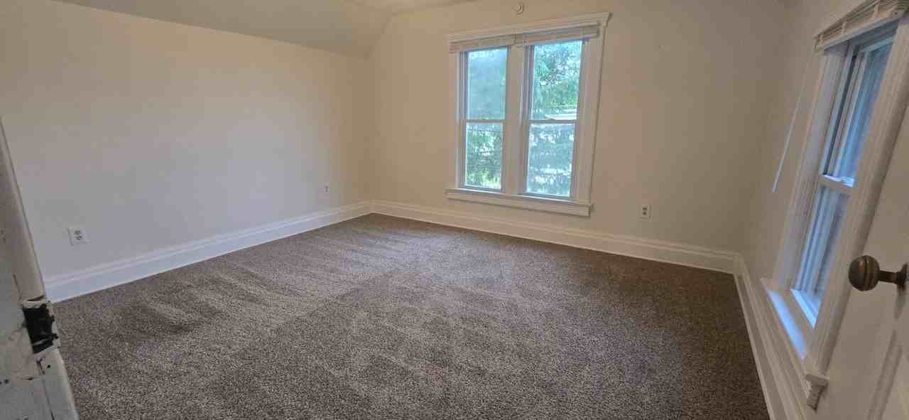 200 S Oak St #B - Photo 3 of 11