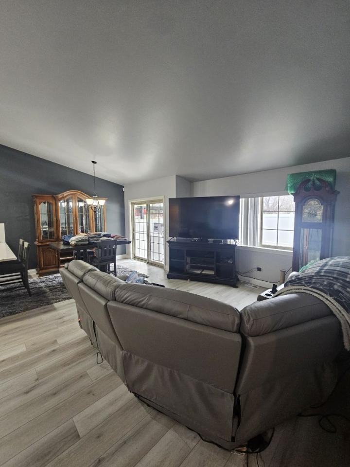 808 Royal Ave - Photo 2 of 10