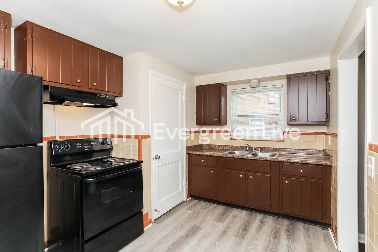 1557 Pasadena Ave - Photo 5 of 15
