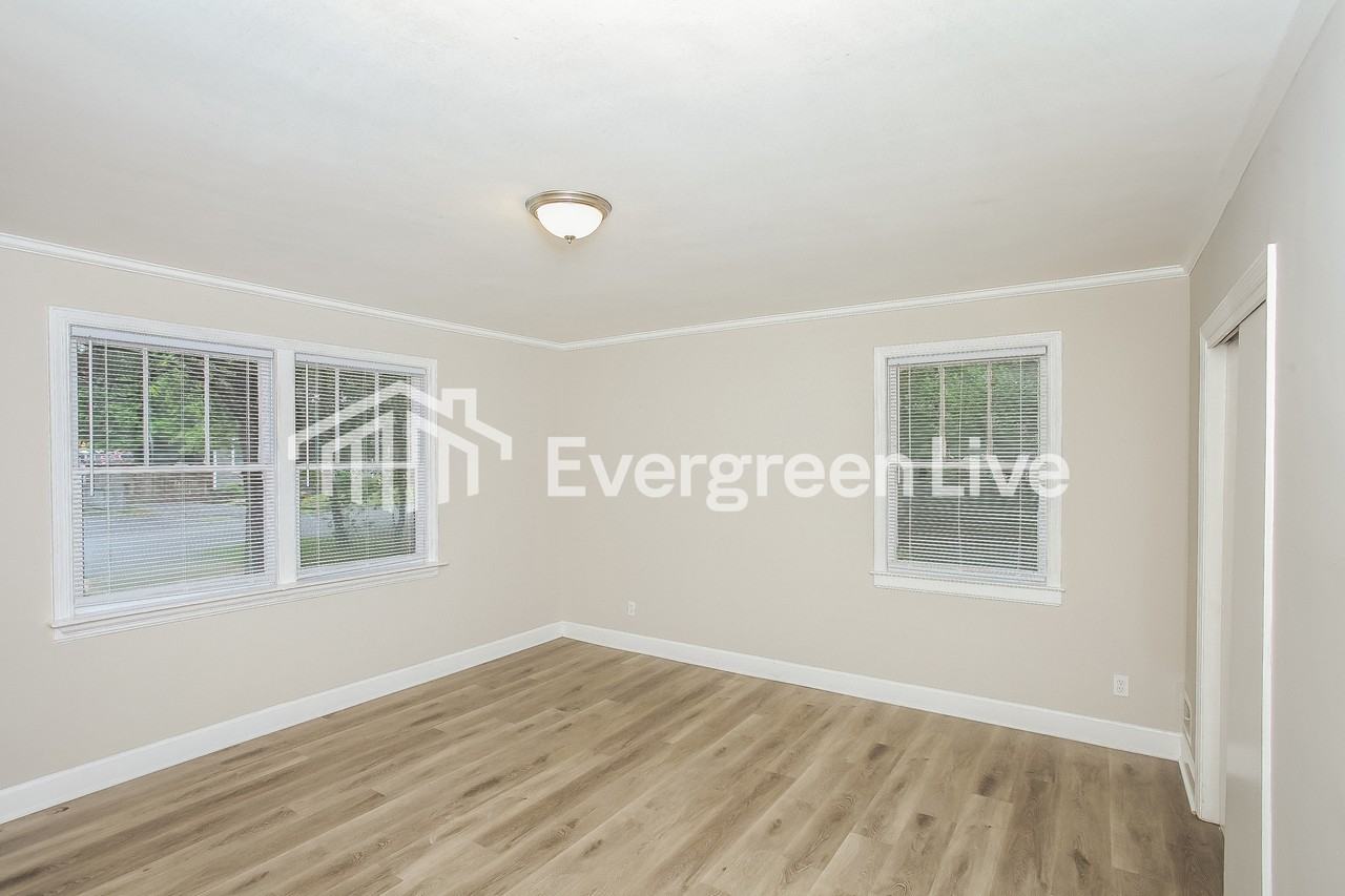 752 Shull St - Photo 3 of 15