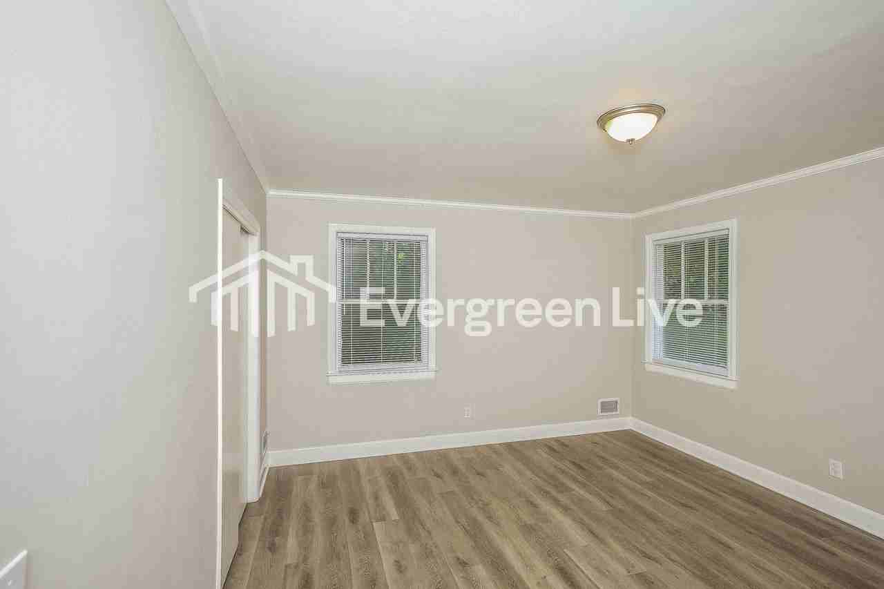 752 Shull St - Photo 6 of 15