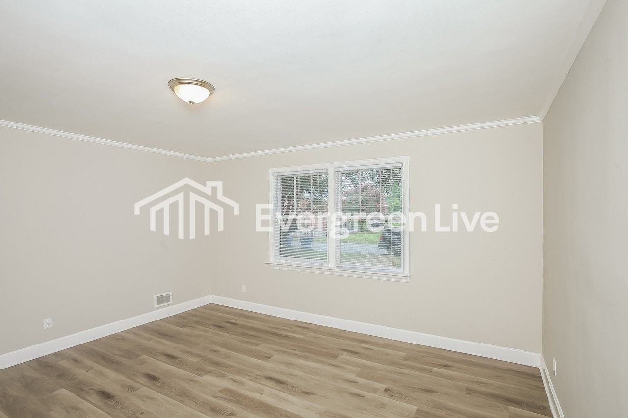 752 Shull St - Photo 7 of 15