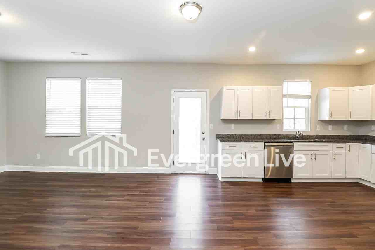 515 Leland St - Photo 4 of 7