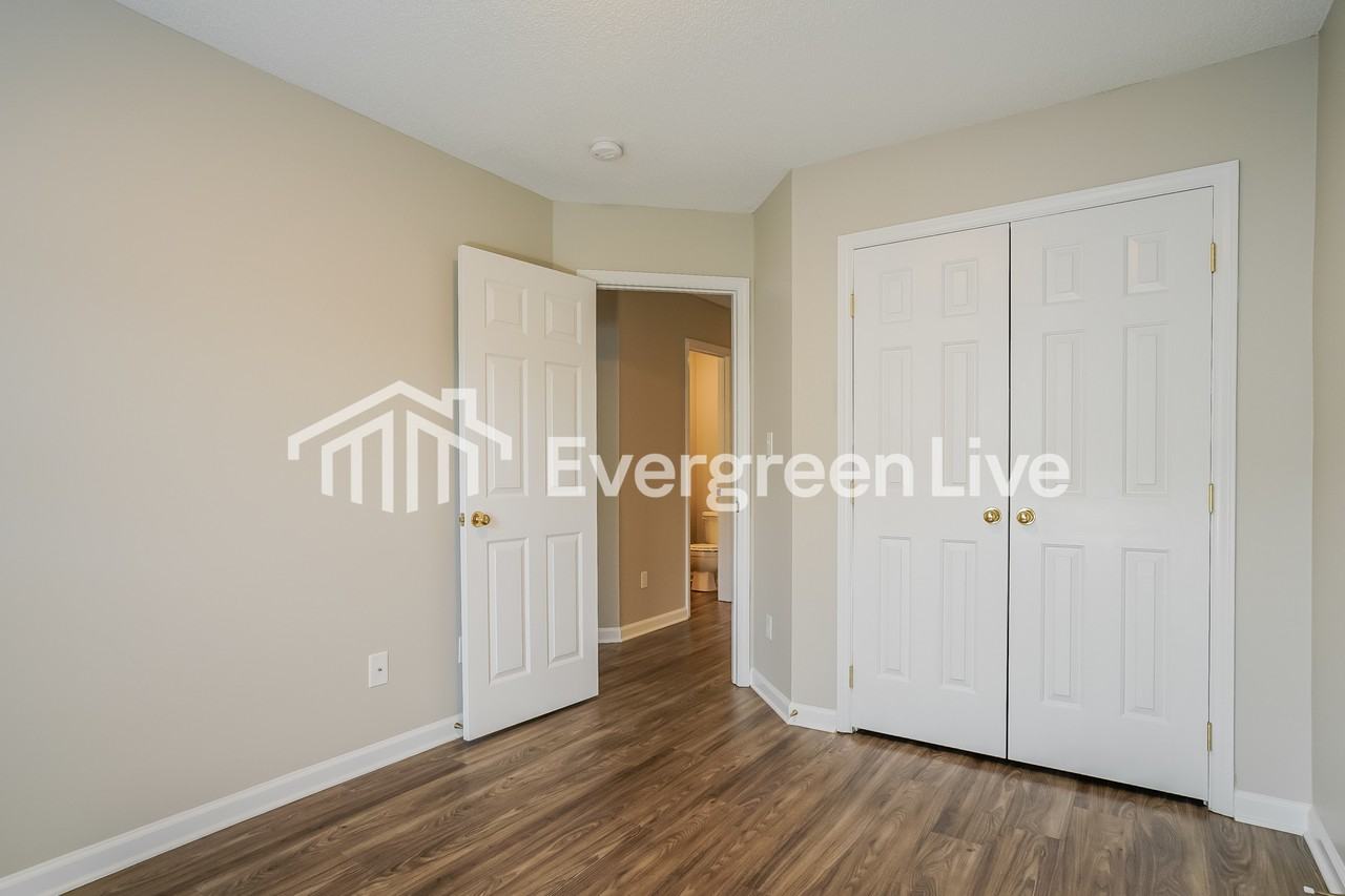 4802 Tanglewood Oaks St - Photo 4 of 15